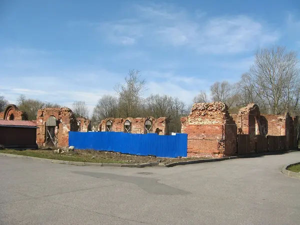 Общий вид фронтона манежа Образцового кавалерийского полка с Артиллерийской улицы в Павловске — здание будущего ЖК «Артиллерийская 4»