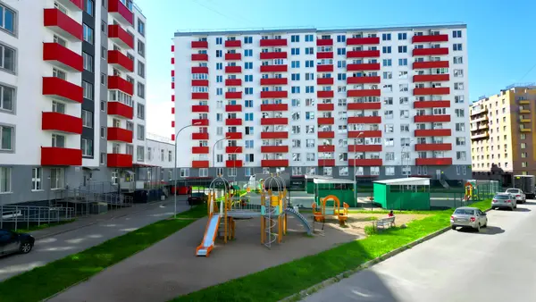 Фото двора ЖК «Полёт» в Санкт-Петербурге